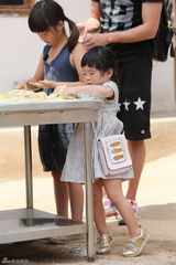 组图：萌娃玩坏拉面 创揉面新手法个个变面人