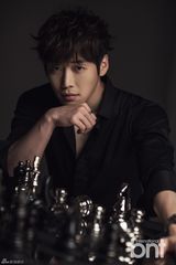 组图：韩星金载沅拍写真 杀人微笑展熟男魅力