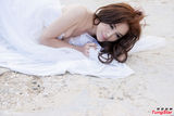 组图：温碧霞希腊躺沙滩秀美胸 咬手指扮少女