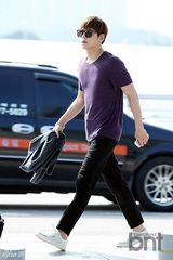 组图：韩星池昌旭赴港 休闲装扮清爽帅气