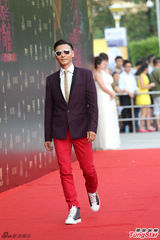 组图：张晋学跳泰舞 汤镇业父女红毯首秀引关注