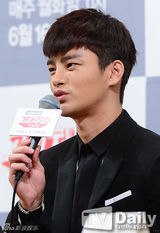 组图：《高校处世王》徐仁国呆萌剪刀手掳芳心