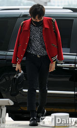 组图：G-DRAGON红黑造型亮相 时尚锐气难挡