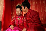 组图：《美人如画》董洁何晟铭大婚夜甜蜜亲吻