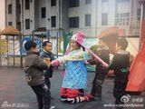 组图：众星晒童年萌照庆儿童节 自幼星范儿足