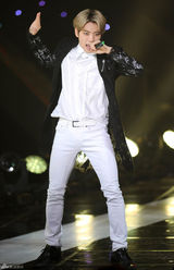 组图：EXO-K霸气献唱 跪地热舞魅力难挡