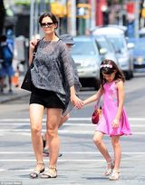 组图：小苏瑞时尚升级 背狐狸小包踩坡跟鞋出街