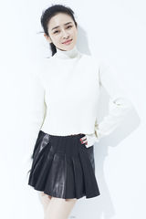 组图：于明加初秋写真大片 笑容迷人暖意浓浓