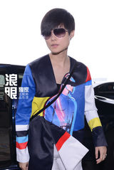 组图：李宇春潮装现身启程戛纳 与小浪合影