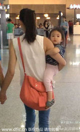 组图：李小鹏携妻女现身 奥莉偷窥狗仔萌萌哒