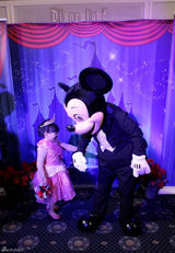 组图：王诗龄玩转迪士尼 变身睡美人获赞小公主