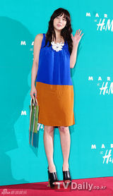 组图：SJ利特东海与少时秀英朴宰范等盛装亮相