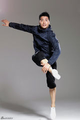 组图：何晟铭鬼马运动写真 古灵精怪喜感足