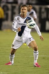 组图：贝克汉姆赛场出糗 偷摸私处被拍下