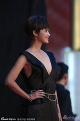 组图：上影节闭幕 张歆艺黑色深V礼服性感优雅