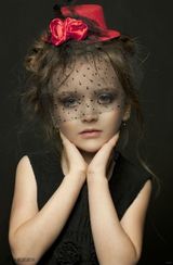 组图：俄罗斯童模精灵古怪 百变萝莉嫩出水