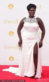 组图：《女子监狱》Danielle白裙现身红毯