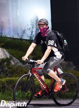 组图：韩歌手孙浩英与女歌手Ami骑车约会被拍