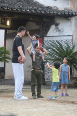 组图：姚明参加《爸爸2》录制 引得萌娃欲比高