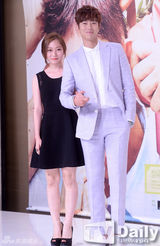 组图：韩星郑有美出席发布会 长裙显优雅