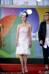 组图：张默与剧组成员亮相上海电视节红毯