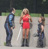 组图：小恶魔霸气拍摄《像素》 炮轰膝盖萌萌哒