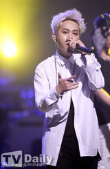 组图：韩团f(x)热舞献唱 雪莉不慎露底