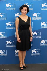 组图：威尼斯评委齐亮相 陈冲美艳搭蒂姆-罗斯