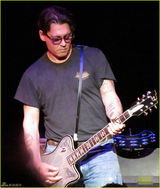 组图：约翰尼德普变身摇滚型男 玩吉他秀技巧