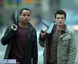 组图：阿汤哥儿子与美女鸳鸯戏水 帅哥变土豪范