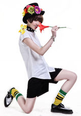 组图：夕又米街拍秀波点翻领衬衫