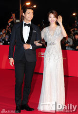 组图：18届釜山国际电影节开幕 女星露股沟抢镜