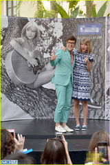 组图：斯威夫特蓝裙捞金显魅力 露灿笑坐姿可爱