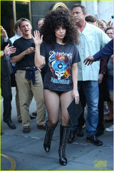 组图：Gaga高跟靴黑网袜魅惑十足 爆炸头吸睛