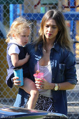 组图：阿尔芭牛仔风抱娃出街 宝贝蓝色短裙呆萌