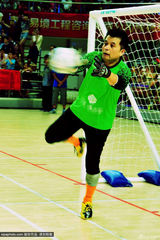 组图：毕姥爷现身5人足球赛 当门将丢6球成漏勺