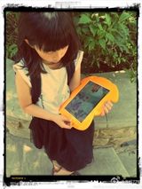 组图：孙莉晒闺女多多近照 多妹戴墨镜酷劲十足