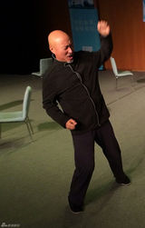 组图：陈佩斯投身喜剧教学 亲上课堂卖力示范