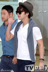 组图：张根硕休闲装现身机场狂被拍