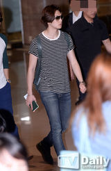 组图：CNBLUE赴京开唱 机场获壮汉开道