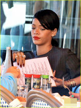 组图：蕾哈娜穿潮服出门 红唇白皮鞋中性魅力足