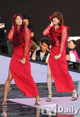 组图：SM演唱会嗨翻 神起SJ穿红裙扮女装