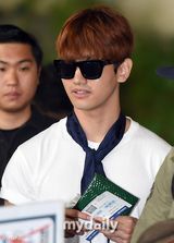 组图：东方神起孔侑等现身 胡茬微露不拘小节