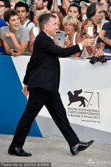 组图：威尼斯开幕红毯 评委蒂姆-罗斯正装现身