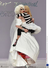 组图：同性婚礼亮相时装周 变性男模披婚纱露点