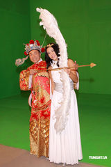 幻灯图：黎耀祥廖碧儿扮财神爱神拍新年宣传片