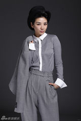 组图：黄奕爵士风写真 帅气俏皮诠释黑与白  