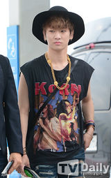 组图：SHINee等亮相机场 全副武装走神秘路线