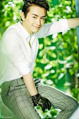组图：陈晓【演员】白色衬衫阳光帅气 绿植环绕清爽一夏