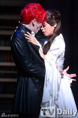 组图：JYJ金俊秀参演音乐剧 饰红发吸血鬼